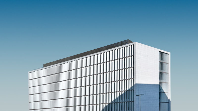 Vue latérale d’un modèle posé dans un angle neutre